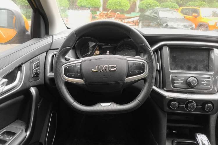 Used JMC Yuhu 7 2020 2.0T Diesel Automatic 2WD Comfort Plus Long Wheelbase China VI Emission Standard JX4D20A6L Steering Wheel