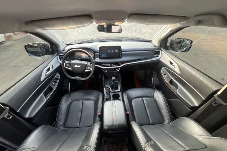 Used JMC Yuhu 7 2022 2.0T Manual Diesel Two-Wheel Drive Comfort Version Standard Wheelbase Interior 2