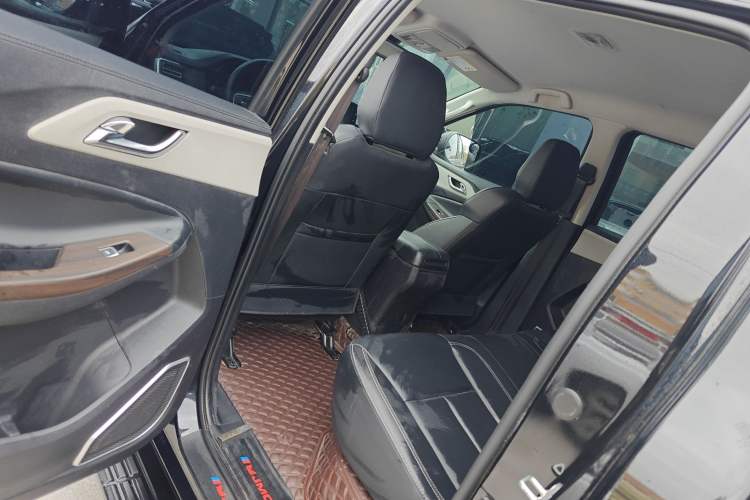 Used JMC Yuhu 7 2022 2.0T Automatic Diesel 4x4 Comfort Edition Standard Wheelbase Interior 3