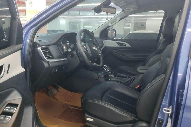Used JMC Yuhu 7 2022 2.0T Automatic Diesel Two-Wheel Drive Comfort Version Standard Wheelbase Interior 2