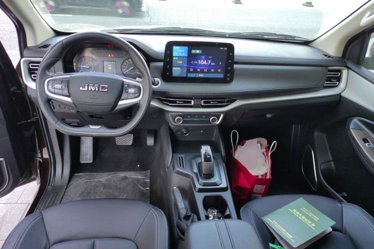 Used JMC Yuhu 7 2022 2.0T Automatic Diesel Two-Wheel Drive Comfort Plus Long Wheelbase Center Console