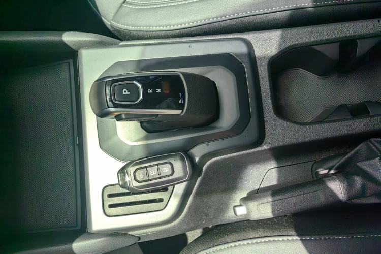 Used JMC Yuhu 7 2022 2.0T Automatic Diesel Two-Wheel Drive Comfort Version Standard Wheelbase Gear Lever