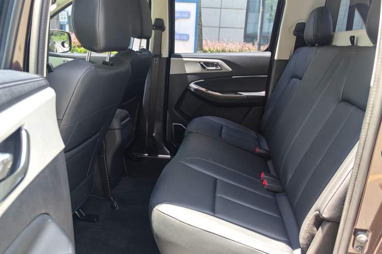 Used JMC Yuhu 7 2022 2.0T Automatic Diesel Two-Wheel Drive Comfort Version Standard Wheelbase Interior 5