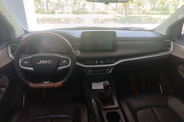 Used JMC Yuhu 7 2022 2.0T Manual Diesel Two-Wheel Drive Comfort Version Standard Wheelbase Center Console