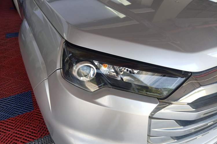 Used JMC Yuhu 7 2022 2.0T Manual Diesel Two-Wheel Drive Comfort Version Standard Wheelbase Right Front Headlight