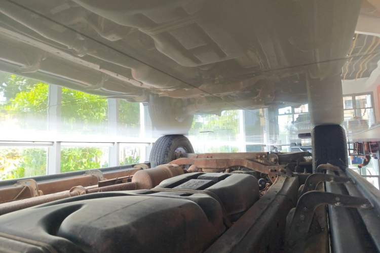 Used JMC Yuhu 7 2022 2.0T Manual Diesel Two-Wheel Drive Comfort Version Standard Wheelbase Chassis Rear Left