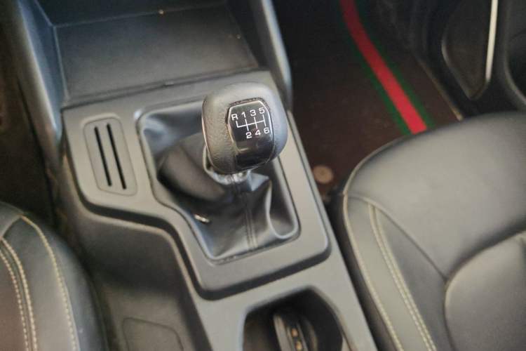 Used JMC Yuhu 7 2022 2.0T Manual Diesel Two-Wheel Drive Comfort Version Standard Wheelbase Gear Lever