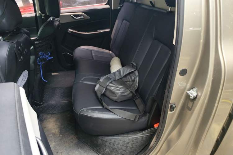Used JMC Yuhu 7 2022 2.0T Automatic Diesel 4x4 Comfort Edition Standard Wheelbase Interior 4