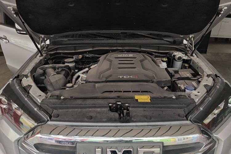 Used JMC Yuhu 7 2022 2.0T Automatic Diesel Two-Wheel Drive Comfort Version Standard Wheelbase Engine Bay