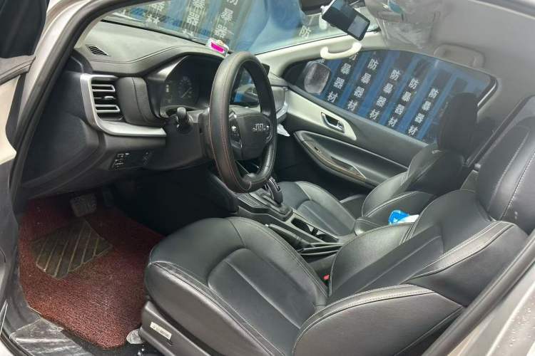 Used JMC Yuhu 7 2022 2.0T Automatic Diesel Two-Wheel Drive Comfort Version Standard Wheelbase Interior 2