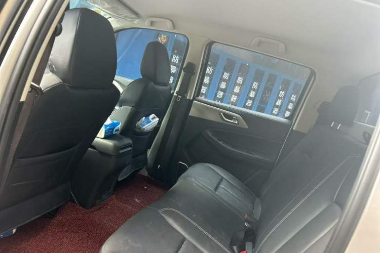 Used JMC Yuhu 7 2022 2.0T Automatic Diesel Two-Wheel Drive Comfort Version Standard Wheelbase Interior 3