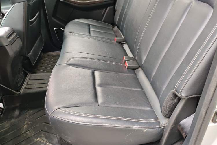 Used JMC Yuhu 7 2022 2.0T Automatic Diesel Two-Wheel Drive Comfort Plus Long Wheelbase Left Rear Seat