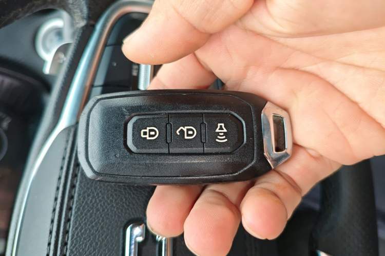 Used JMC Yuhu 7 2022 2.0T Automatic Diesel Two-Wheel Drive Comfort Plus Long Wheelbase Vehicle Key