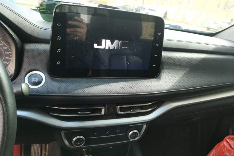 Used JMC Yuhu 7 2022 2.0T Automatic Diesel 4x4 Comfort Edition Standard Wheelbase Audio And AC Panel
