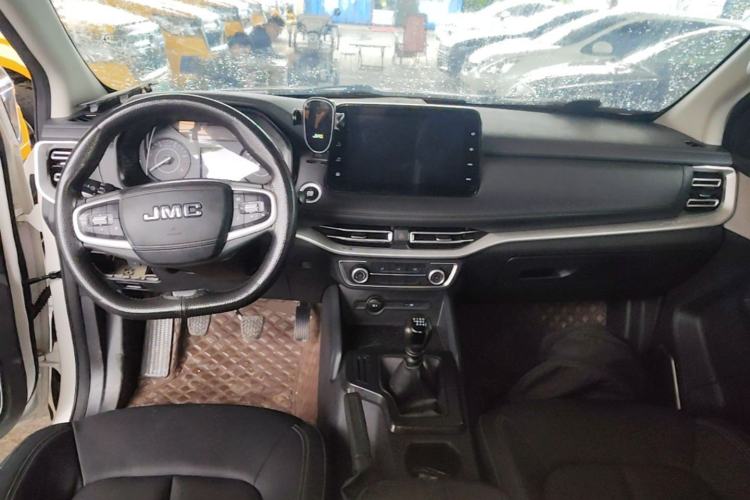 Used JMC Yuhu 7 2022 2.0T Manual Diesel Two-Wheel Drive Comfort Version Standard Wheelbase Center Console