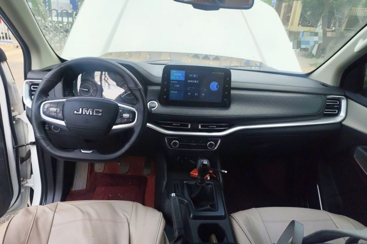 Used JMC Yuhu 7 2022 2.0T Manual Diesel 4x4 Comfort Version Standard Wheelbase Center Console