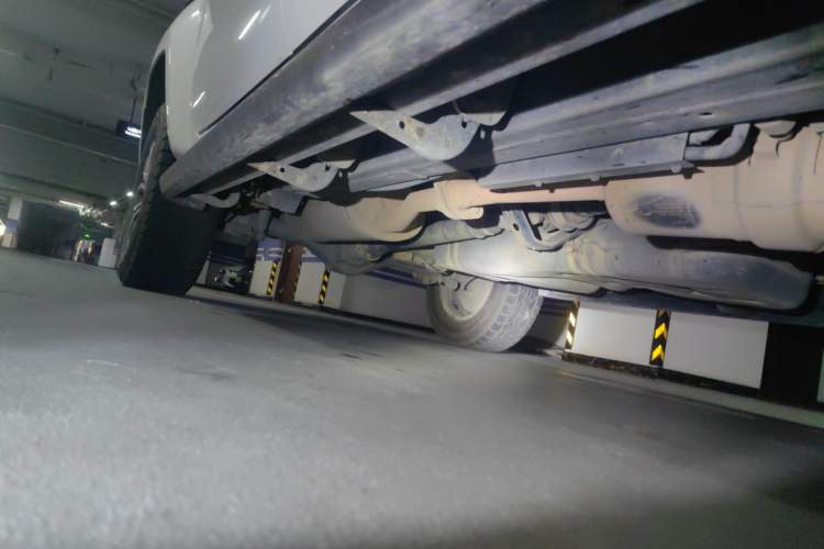 Used JMC Yuhu 7 2022 2.0T Manual Diesel 4x4 Comfort Version Standard Wheelbase Chassis Front Right