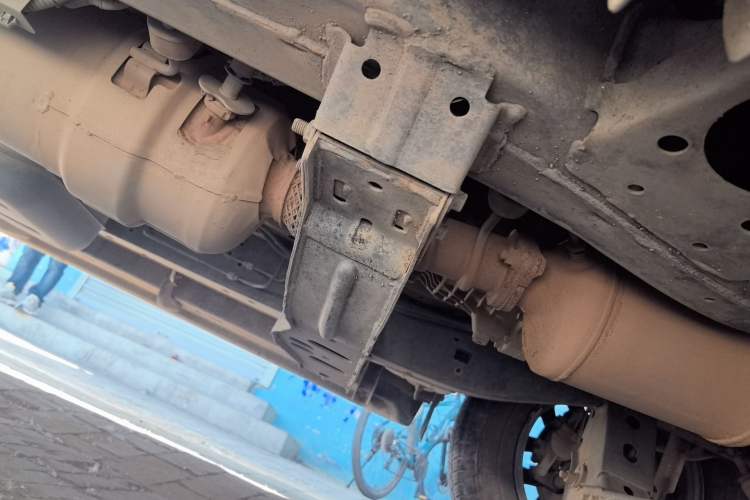 Used JMC Yuhu 7 2022 2.0T Manual Diesel Two-Wheel Drive Comfort Version Standard Wheelbase Chassis Front Right