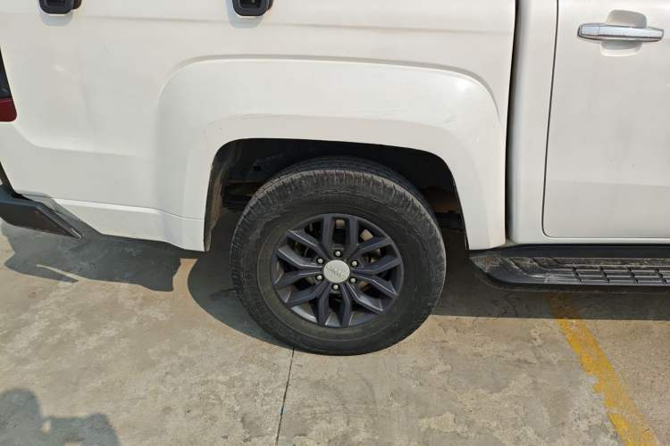 Used JMC Yuhu 7 2022 2.0T Manual Diesel Two-Wheel Drive Comfort Version Standard Wheelbase Exterior 5