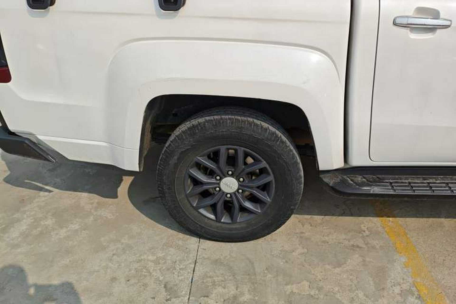Used JMC Yuhu 7 2022 2.0T Manual Diesel Two-Wheel Drive Comfort Version Standard Wheelbase Exterior 5