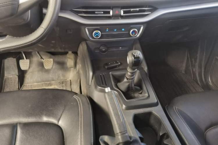 Used JMC Yuhu 7 2022 2.0T Manual Diesel Two-Wheel Drive Comfort Plus Long Wheelbase Gear Lever