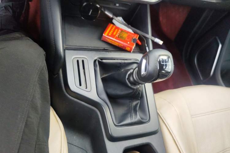Used JMC Yuhu 7 2022 2.0T Manual Diesel 4x4 Comfort Version Standard Wheelbase Gear Lever
