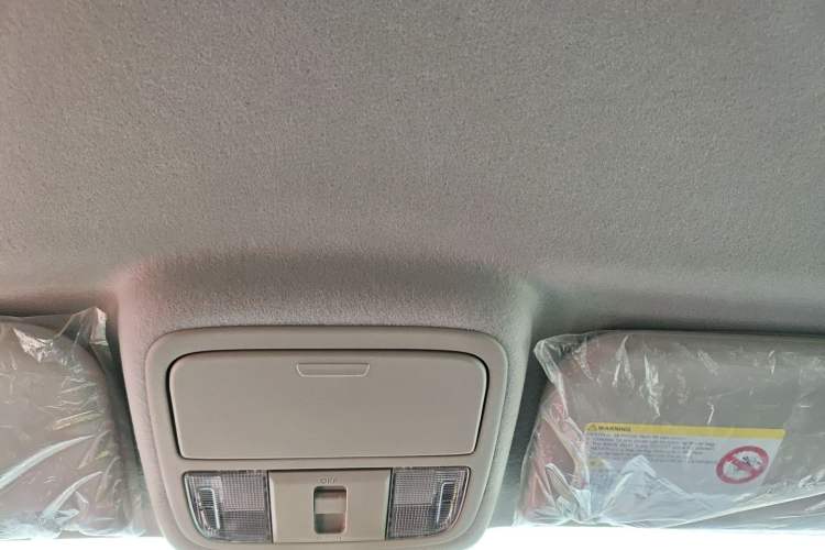 Used JMC Yuhu 7 2022 2.0T Manual Diesel Two-Wheel Drive Comfort Version Standard Wheelbase Headliner