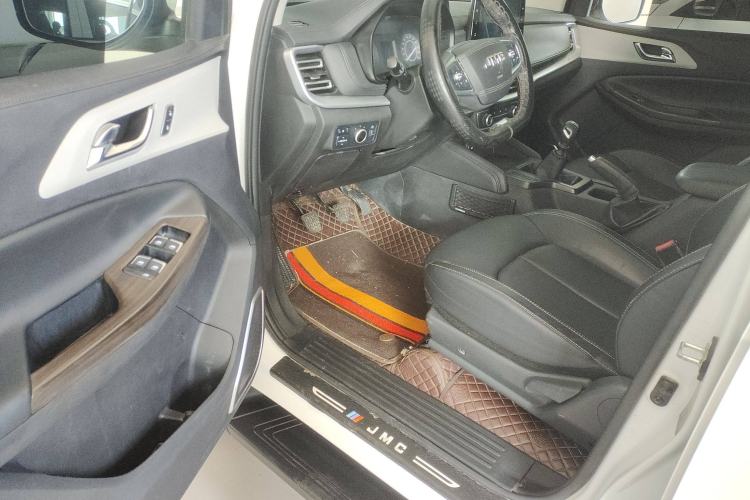 Used JMC Yuhu 7 2022 2.0T Manual Diesel 4x4 Comfort Plus Long Wheelbase Interior 2