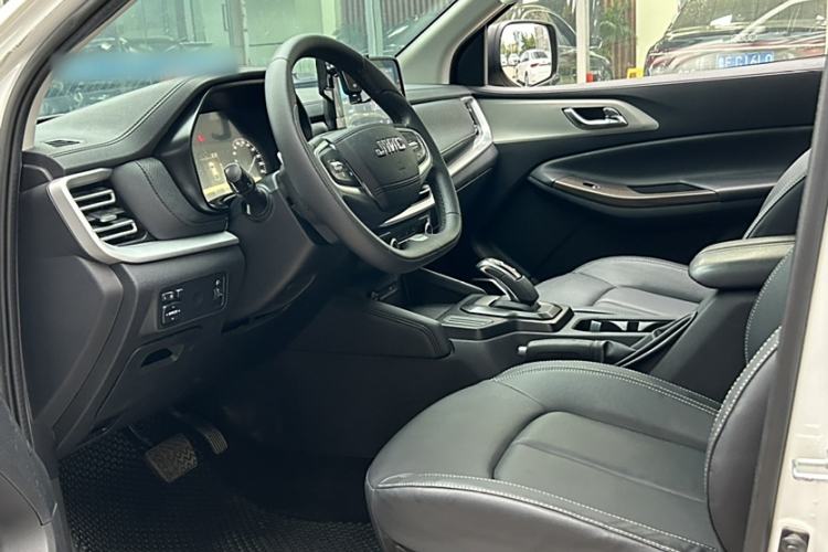 Used JMC Yuhu 7 2022 2.0T Automatic Diesel Two-Wheel Drive Comfort Plus Long Wheelbase Interior 2