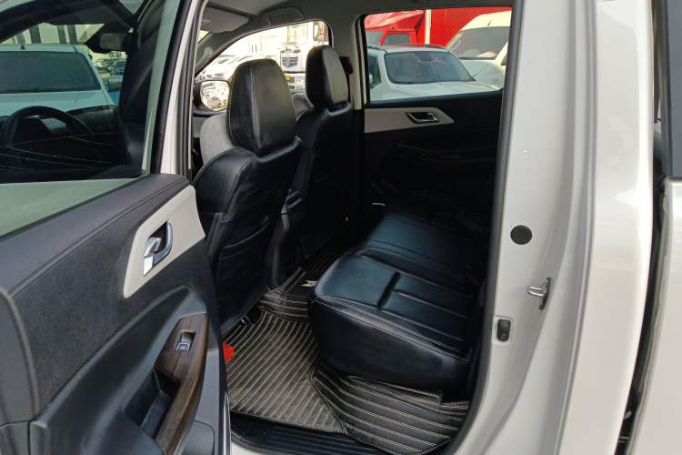 Used JMC Yuhu 7 2022 2.0T Automatic Diesel 4x4 Comfort Plus Long Wheelbase Interior 4