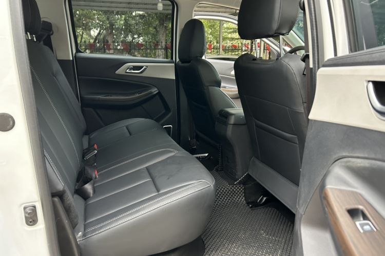 Used JMC Yuhu 7 2022 2.0T Automatic Diesel Two-Wheel Drive Comfort Plus Long Wheelbase Interior 5