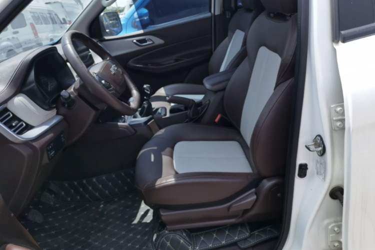 Used JMC Yuhu 7 2022 2.0T Manual Diesel 4x4 Comfort Version Standard Wheelbase Left Front Seat