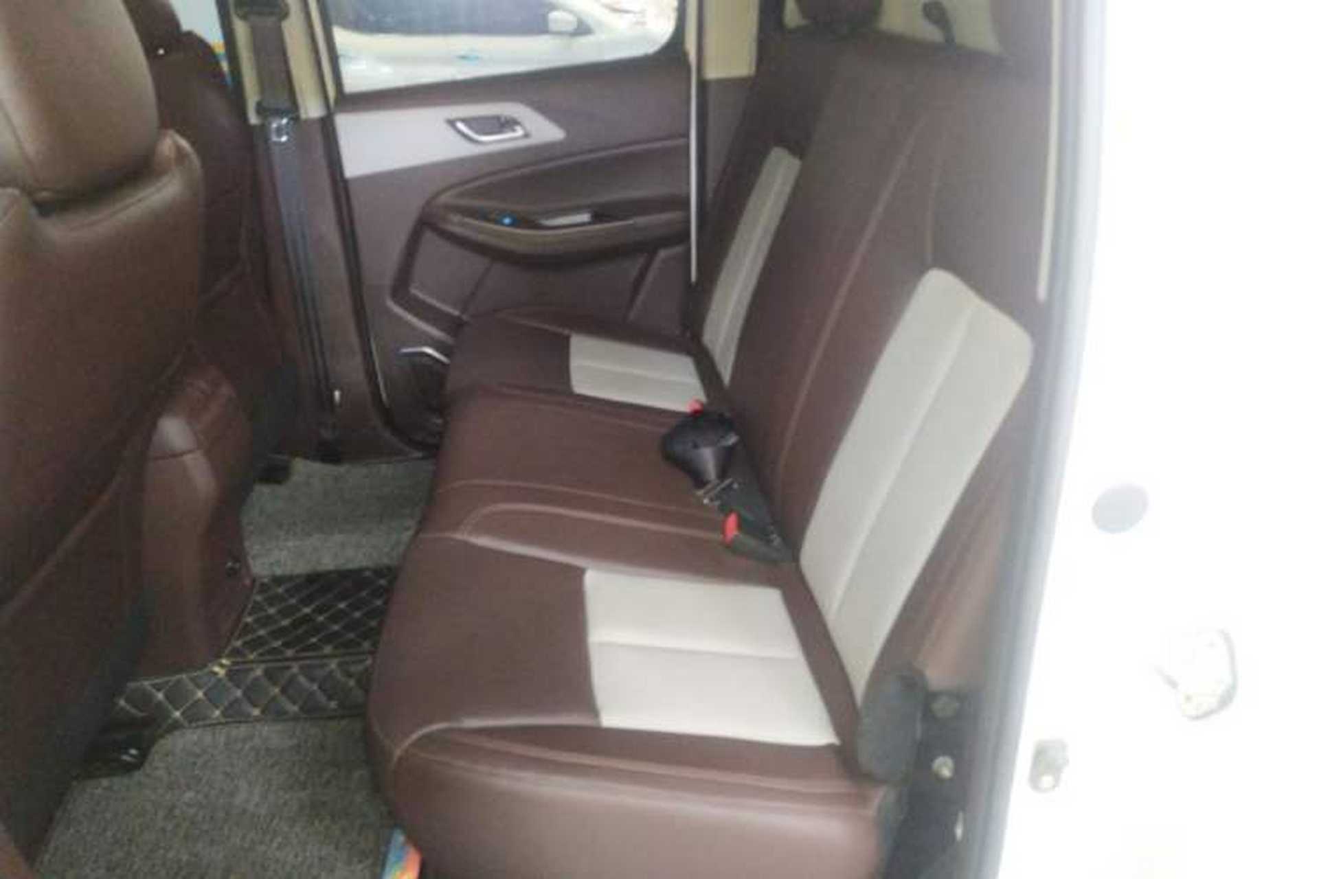 Used JMC Yuhu 7 2022 2.0T Automatic Gasoline 4x4 Comfort Edition Standard Wheelbase JX4G20A6L Left Rear Seat