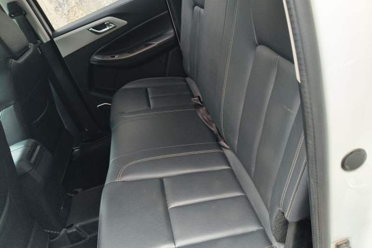 Used JMC Yuhu 7 2022 2.0T Automatic Diesel 4x4 Comfort Edition Standard Wheelbase Left Rear Seat