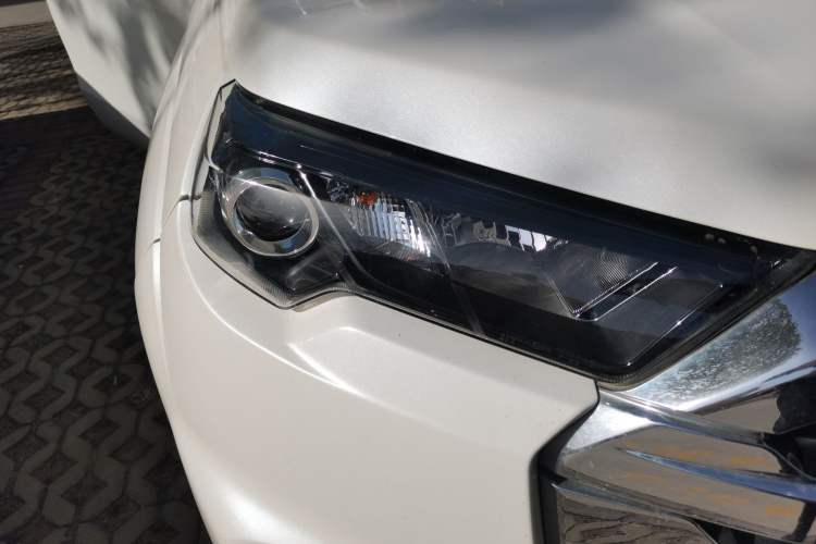 Used JMC Yuhu 7 2022 2.0T Automatic Diesel 4x4 Comfort Edition Standard Wheelbase Right Front Headlight