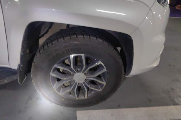 Used JMC Yuhu 7 2022 2.0T Manual Diesel 4x4 Comfort Version Standard Wheelbase Right Front Wheel Hub