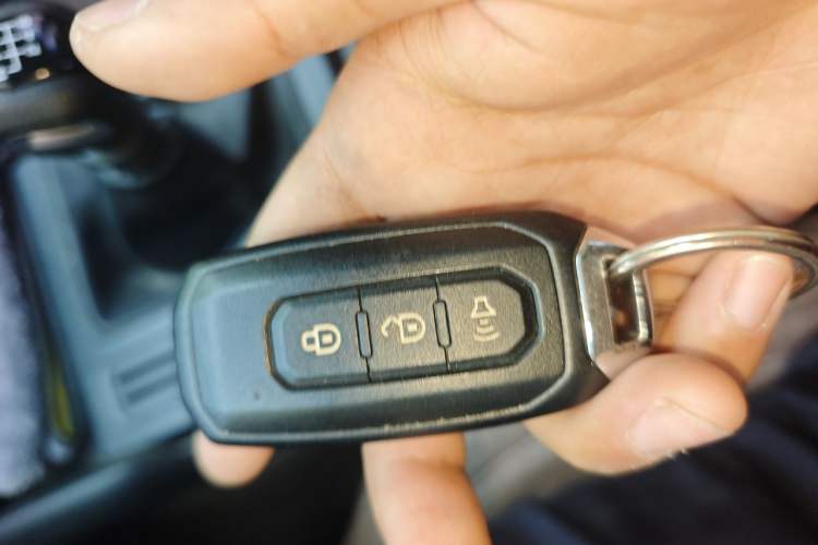 Used JMC Yuhu 7 2022 2.0T Manual Diesel Two-Wheel Drive Comfort Version Standard Wheelbase Vehicle Key
