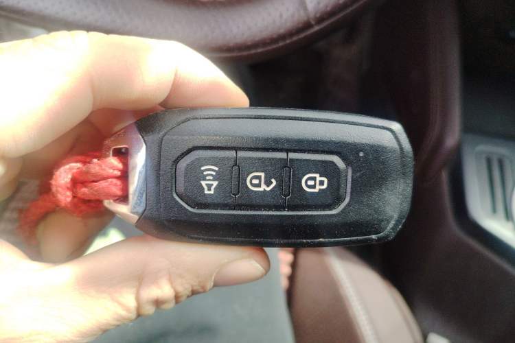 Used JMC Yuhu 7 2022 2.0T Manual Diesel Two-Wheel Drive Comfort Plus Long Wheelbase Vehicle Key