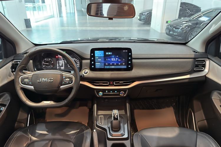 Used JMC Yuhu 7 2023 2.0T Automatic Diesel Two-Wheel Drive Comfort Version Standard Wheelbase Interior 1