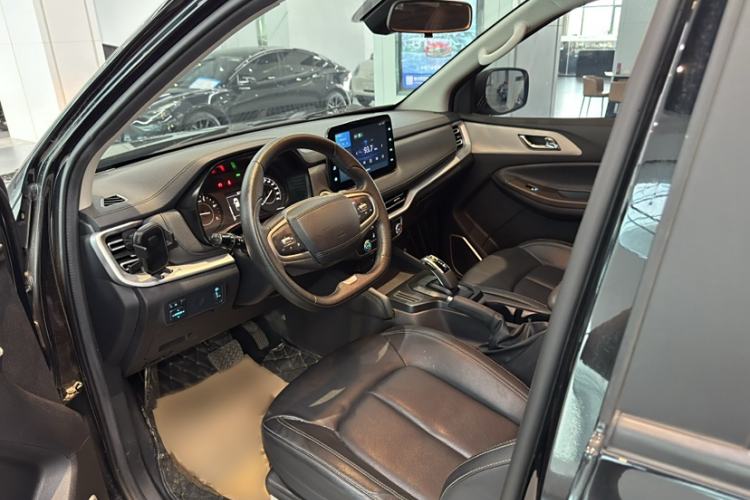 Used JMC Yuhu 7 2023 2.0T Automatic Diesel Two-Wheel Drive Comfort Version Standard Wheelbase Interior 2