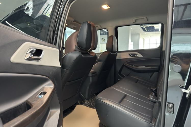 Used JMC Yuhu 7 2023 2.0T Automatic Diesel Two-Wheel Drive Comfort Version Standard Wheelbase Interior 3