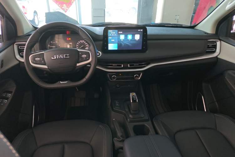 Used JMC Yuhu 7 2023 2.0T Automatic Diesel Two-Wheel-Drive Comfort Edition with Long Wheelbase and Flat-Bottom Cargo Bed Center Console