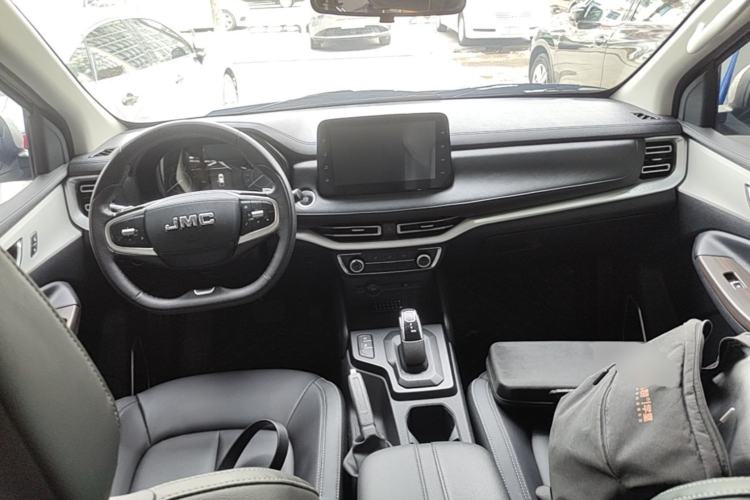 Used JMC Yuhu 7 2023 2.0T Automatic Diesel 4x4 Comfort Edition with Long Wheelbase and Flat-Floor Cargo Bed Center Console