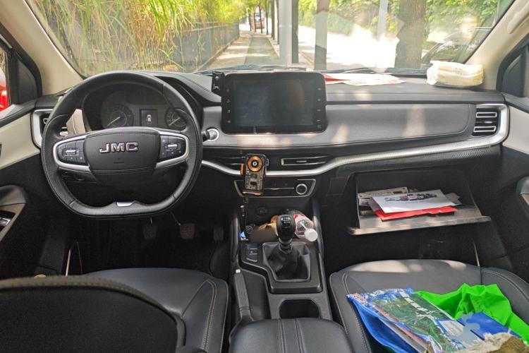 Used JMC Yuhu 7 2023 2.0T Manual Diesel 4x4 Comfort Plus Long Wheelbase Center Console