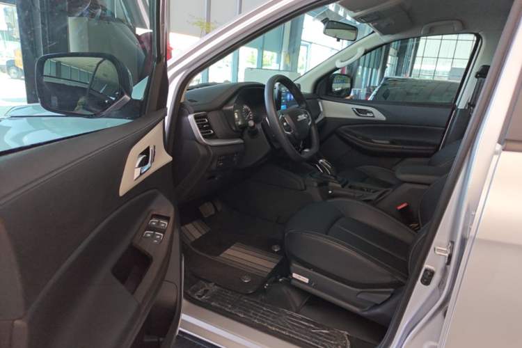 Used JMC Yuhu 7 2023 2.0T Automatic Diesel Two-Wheel-Drive Comfort Edition with Long Wheelbase and Flat-Bottom Cargo Bed Driver Seat