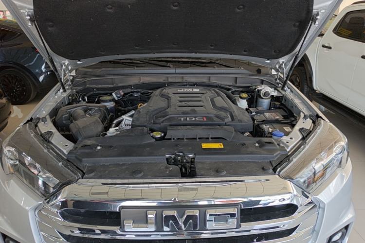 Used JMC Yuhu 7 2023 2.0T Automatic Diesel Two-Wheel-Drive Comfort Edition with Long Wheelbase and Flat-Bottom Cargo Bed Engine Bay