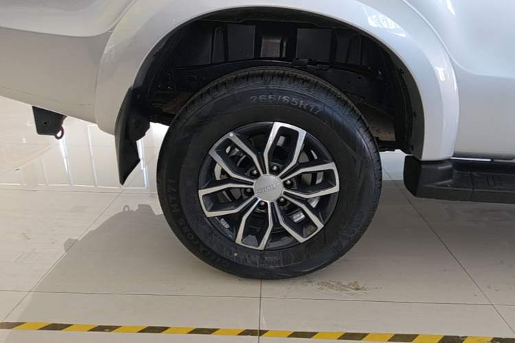 Used JMC Yuhu 7 2023 2.0T Automatic Diesel Two-Wheel-Drive Comfort Edition with Long Wheelbase and Flat-Bottom Cargo Bed Exterior 5