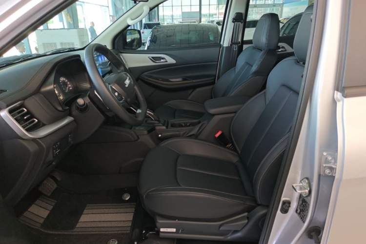 Used JMC Yuhu 7 2023 2.0T Automatic Diesel Two-Wheel-Drive Comfort Edition with Long Wheelbase and Flat-Bottom Cargo Bed Left Front Seat
