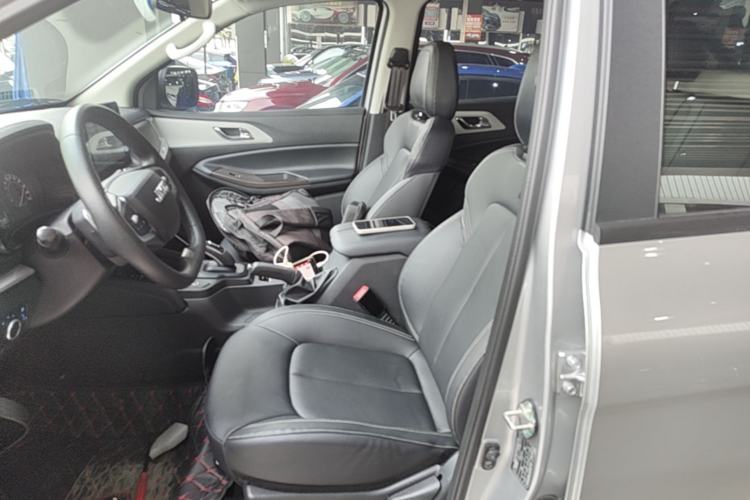 Used JMC Yuhu 7 2023 2.0T Automatic Diesel 4x4 Comfort Edition with Long Wheelbase and Flat-Floor Cargo Bed Left Front Seat