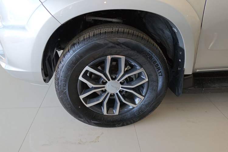 Used JMC Yuhu 7 2023 2.0T Automatic Diesel Two-Wheel-Drive Comfort Edition with Long Wheelbase and Flat-Bottom Cargo Bed Left Front Wheel Hub